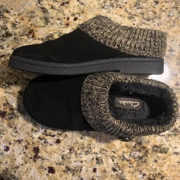 ❎SOLD❎ Clark’s Black and Tan Knit Faux Fur Lined Mules Slippers Women’s Size 9 - Picture 3 of 5
